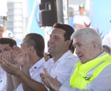 pessoas posando para foto