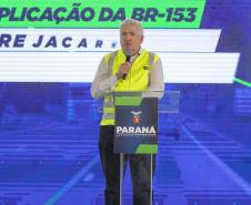 Pessoa no palco falando no microfone