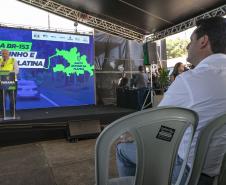 pessoa no palco falando no microfone