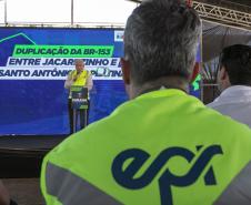 pessoa no palco falando no microfone