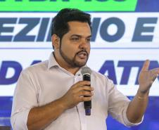 pessoa no palco falando no microfone