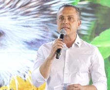 pessoa no palco falando no microfone