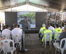pessoas na plateia assistindo a vídeos