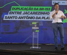 pessoa falando em cima do palco