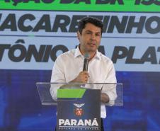 pessoa no palco falando no microfone