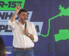 pessoa no palco falando no microfone