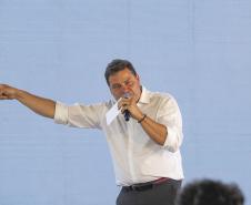 Pessoa no palco falando no microfone