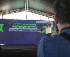 pessoa falando em cima do palco