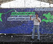 pessoa falando em cima do palco