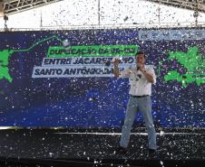 pessoa falando em cima do palco