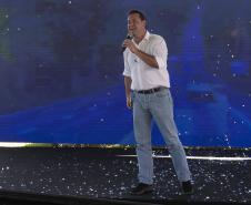 pessoa no palco falando no microfone