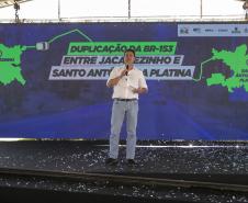 pessoa falando em cima do palco