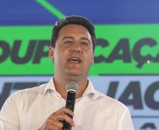 governador, ratinho júnior, falando no microfone