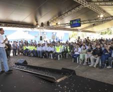 Pessoa no palco falando no microfone