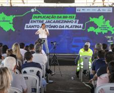 Pessoa no palco falando no microfone