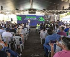 Pessoa no palco falando no microfone