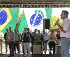 Pessoa no palco falando no microfone