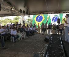 pessoa no palco falando no microfone