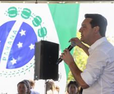 pessoa no palco falando no microfone