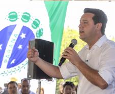 Pessoa no palco falando no microfone