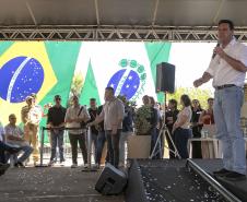 Pessoa no palco falando no microfone