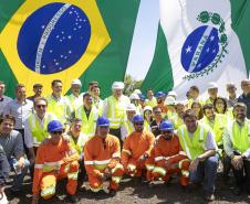 pessoas posando para fotos