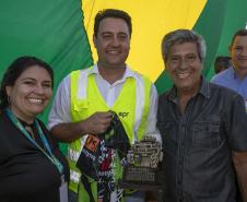 pessoas posando para fotos