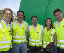 pessoas posando para foto