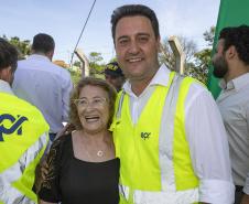 Pessoas posando para foto