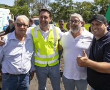 Pessoas posando para foto