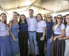 pessoas posando para fotos