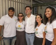 pessoas posando para fotos