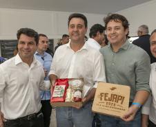 pessoas posando para foto