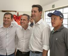 pessoas posando para fotos