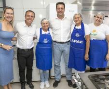 pessoas posando para fotos