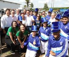 Pessoas comemorando a inauguração