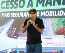 Pessoas comemorando a inauguração