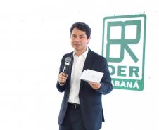 Pessoas comemorando a inauguração