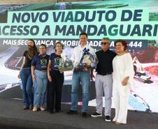 Pessoas comemorando a inauguração