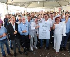 Pessoas comemorando a inauguração