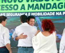 Pessoas comemorando a inauguração