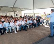 Pessoas comemorando a inauguração