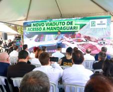 Pessoas comemorando a inauguração