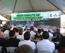 Pessoas comemorando a inauguração