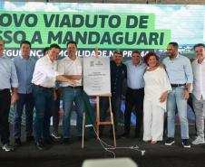 Pessoas comemorando a inauguração