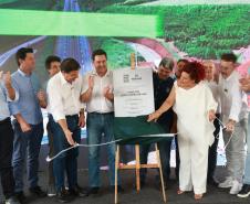 Pessoas comemorando a inauguração