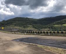 Rodovia de Pinhão recebe serviços de conservação do pavimento do DER/PR