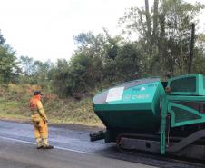 Rodovia de Pinhão recebe serviços de conservação do pavimento do DER/PR