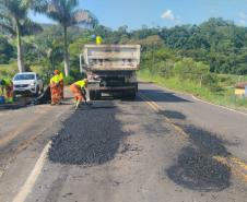  PR-424 entre Salto do Itararé e Siqueira Campos recebe serviços do DER/PR 