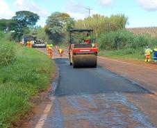 DER/PR recupera PR-439 entre Ribeirão do Pinhal e Santo Antônio da Platina